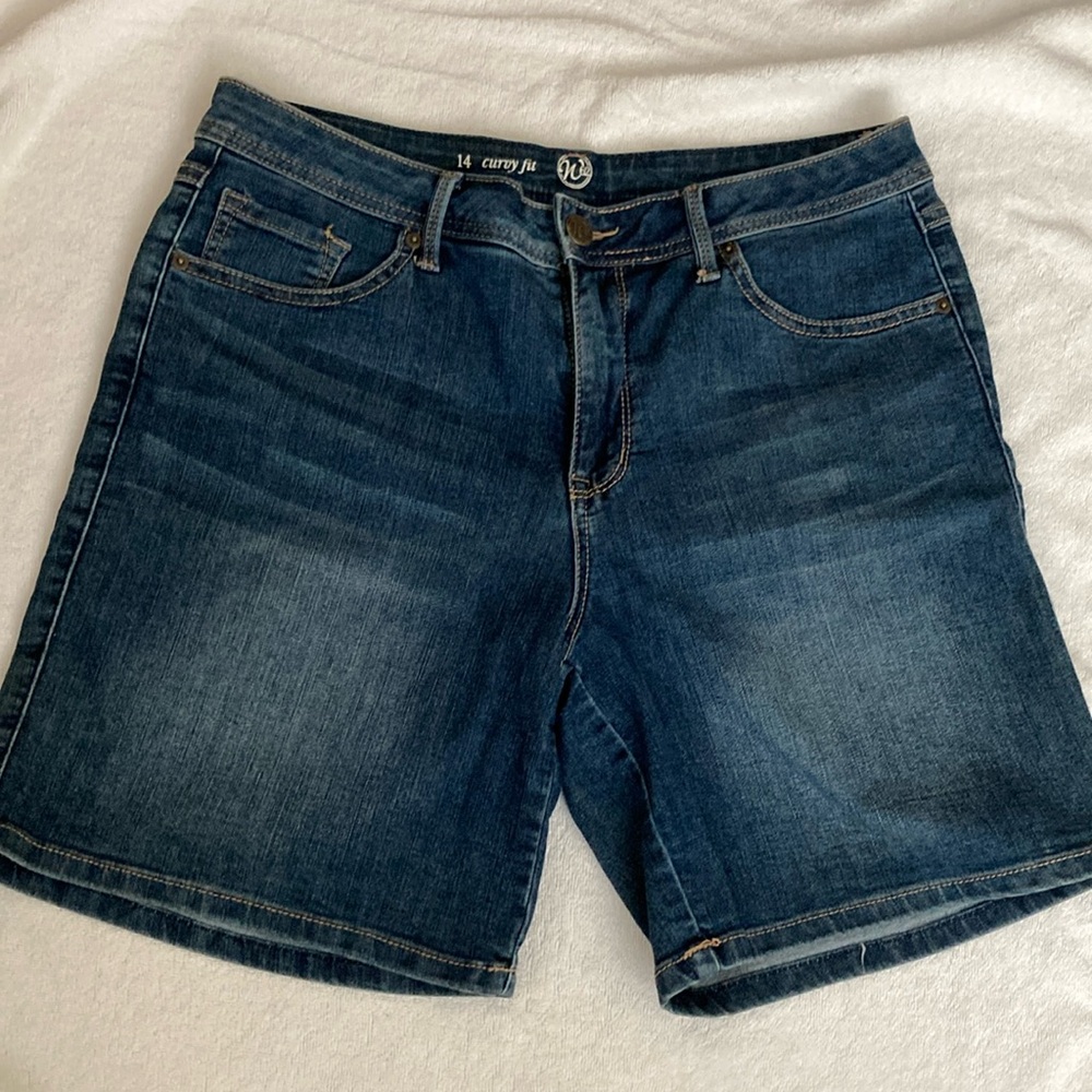 Women’s curvy fit denim shorts
